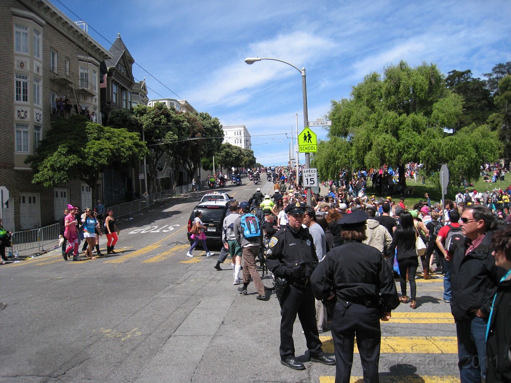 2011 Bay to Breakers Sunday 0890.JPG - I was able to participate in the 2011, 100th anniversary of the San Francisco Bay to Breakers 12K race. A great weekend for sight seeing and racing.